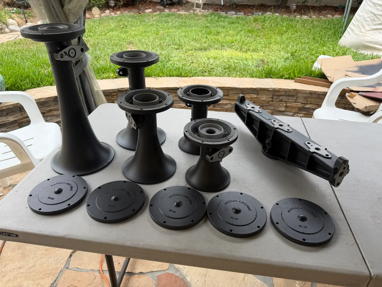 The horn taken apart: bells, manifold and Nathan diaphragm caps